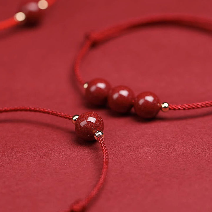 Armband Zinnober – Glück & Segen rote Perlen Nahaufnahme Flatlays