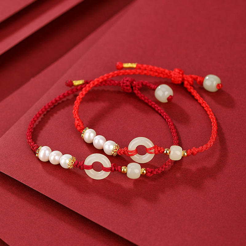 Rotes Armband mit Perlen und Jade-Scheiben elegant präsentiert.