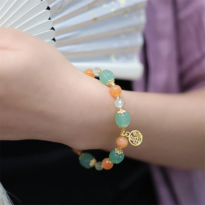 Jade Armband mit Fu-Zeichen Charm, orange und grüne Perlen elegant.