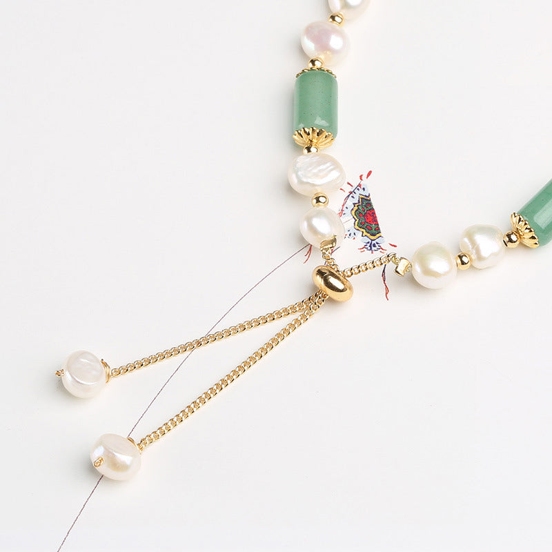 Armband Grüner Aventurin Kristall mit Perlen und goldenen Elementen elegant.