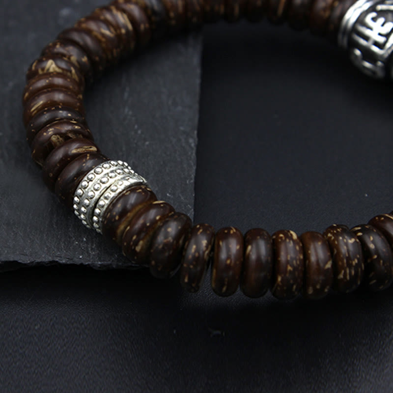 Braunes Armband Om Mani Padme Hum – Energie mit Silberakzenten getragen
