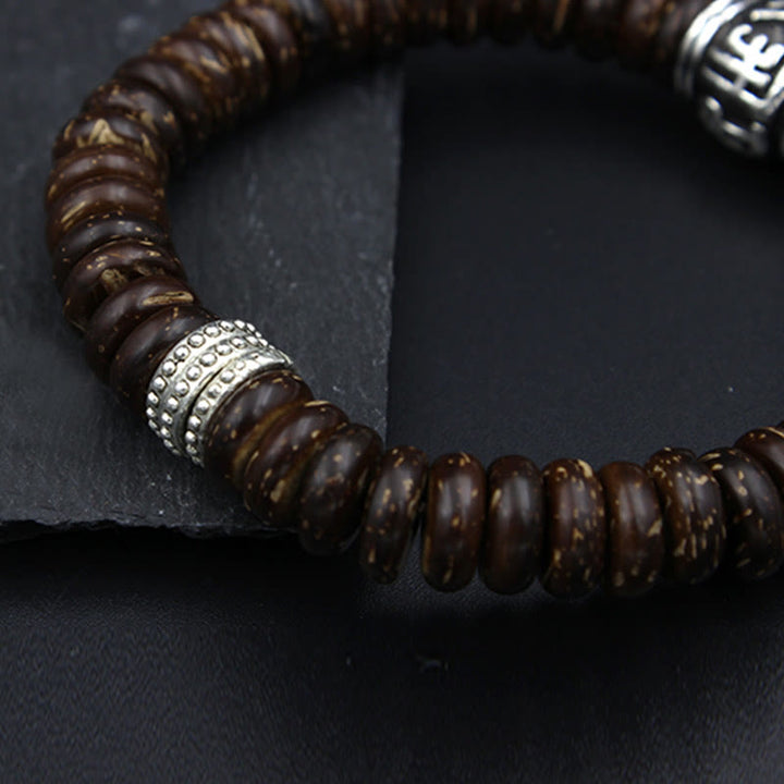 Braunes Armband Om Mani Padme Hum – Energie mit Silberakzenten getragen