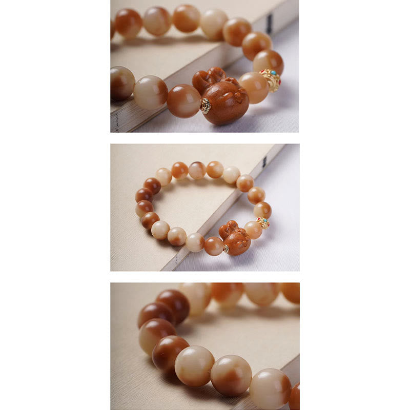 Bodhi-Armband mit braunen und cremefarbenen Perlen, goldene Akzente, elastisch.
