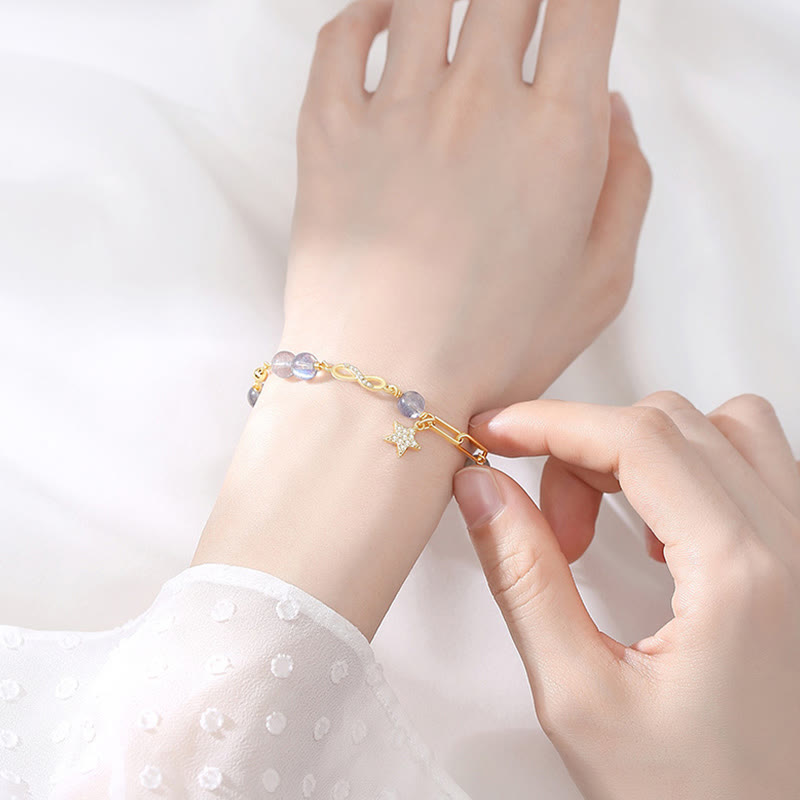 Armband Erdbeerquarz Mondstein Mond – Liebe Balance am Handgelenk getragen elegant