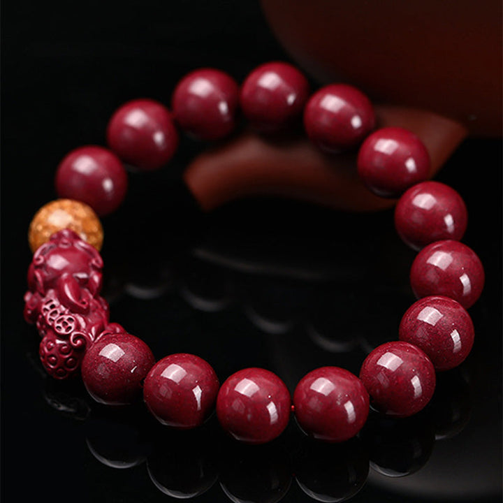 Armband Zinnober Pixiu – Ruhe mit roten Perlen und Pixiu Anhänger