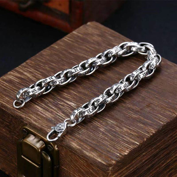 Silbernes Om Mani Padme Hum Armband auf Holzoberfläche präsentiert.