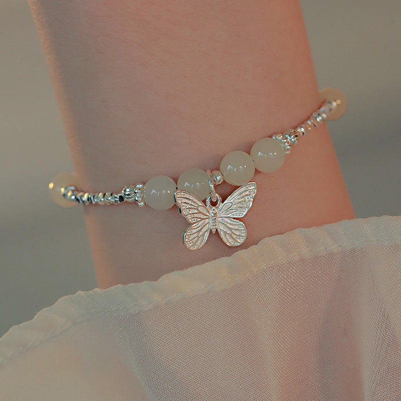 Jade Armband 925 Silber Schmetterling Charm elegant am Handgelenk getragen