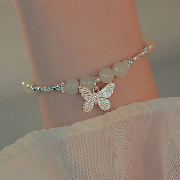 Jade Armband 925 Silber Schmetterling Charm elegant am Handgelenk getragen