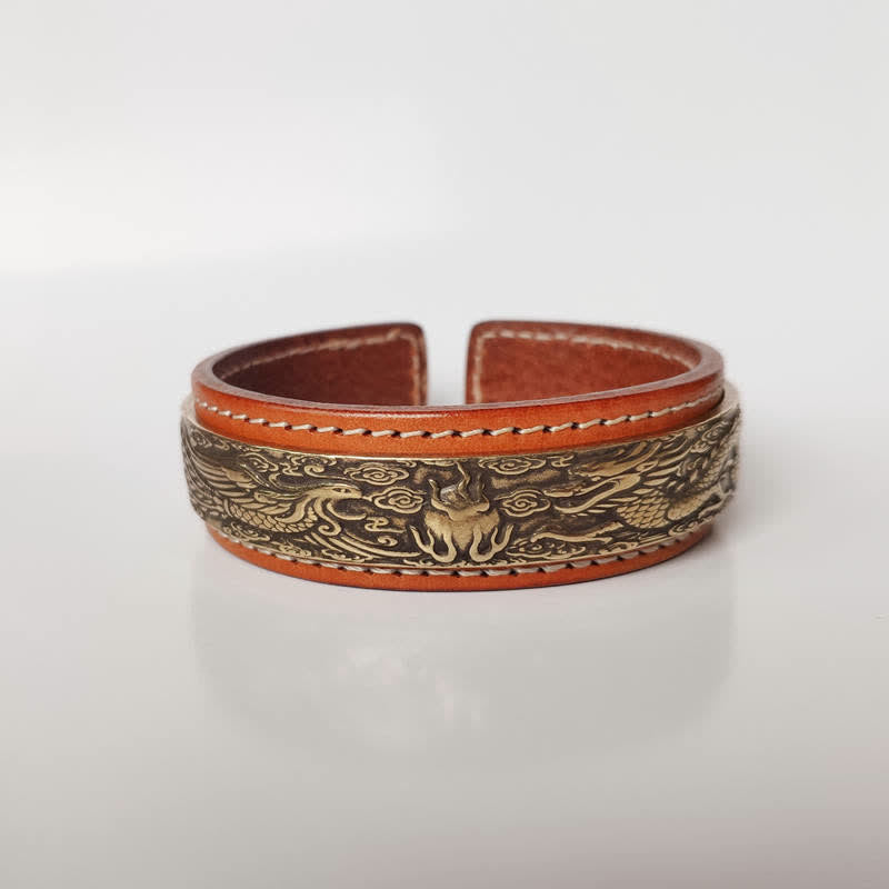 Kupfer Armband mit graviertem Muster, offenes Design, Lederdetails braun.