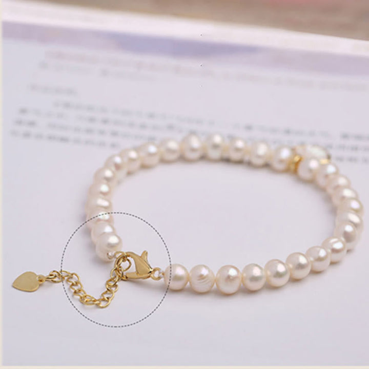 Elegantes Armband Kristall Perle mit Goldverschluss auf weißem Hintergrund.