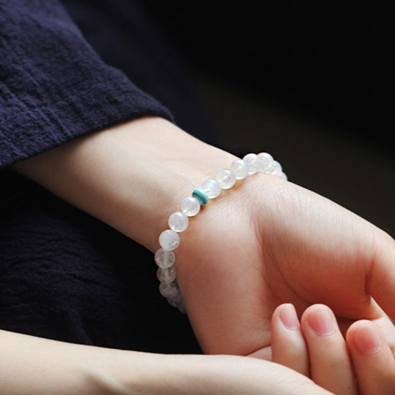 Mondstein Armband am Handgelenk mit grünem Akzentstein getragen
