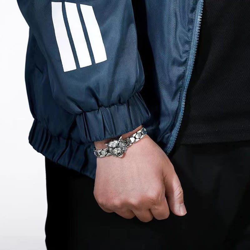 Silbernes Armband mit Muster am Handgelenk getragen eleganter Look