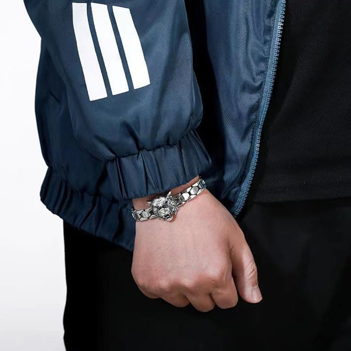 Silbernes Armband mit Muster am Handgelenk getragen eleganter Look