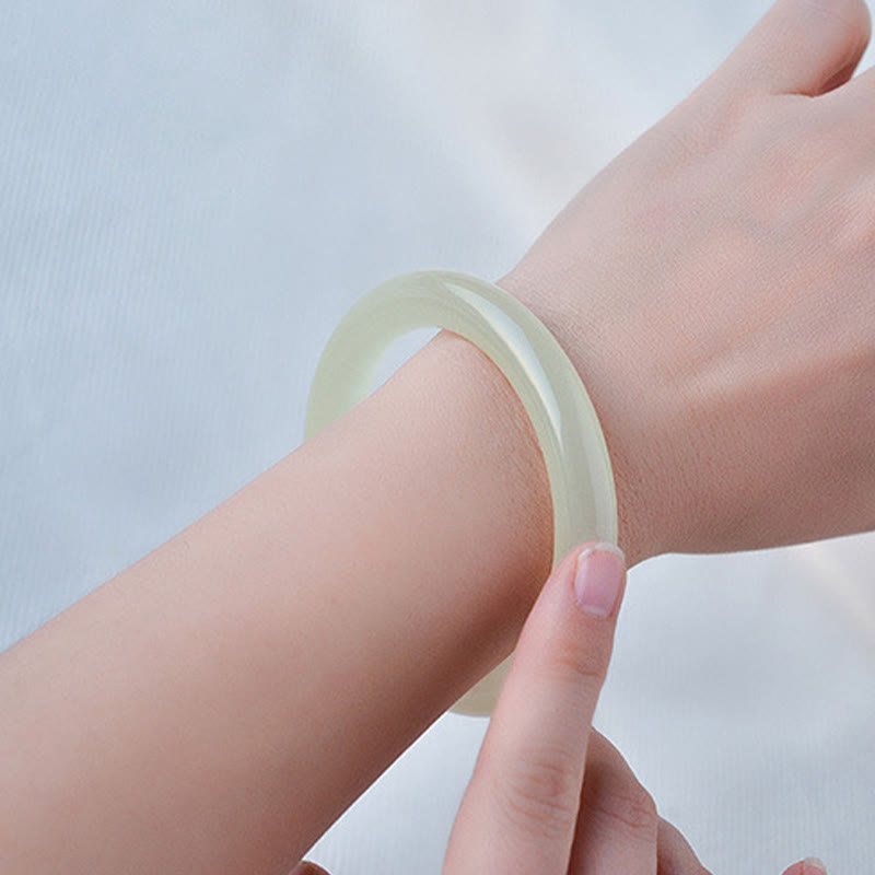 Jade Armband Fülle elastisch am Handgelenk getragen helles Grün