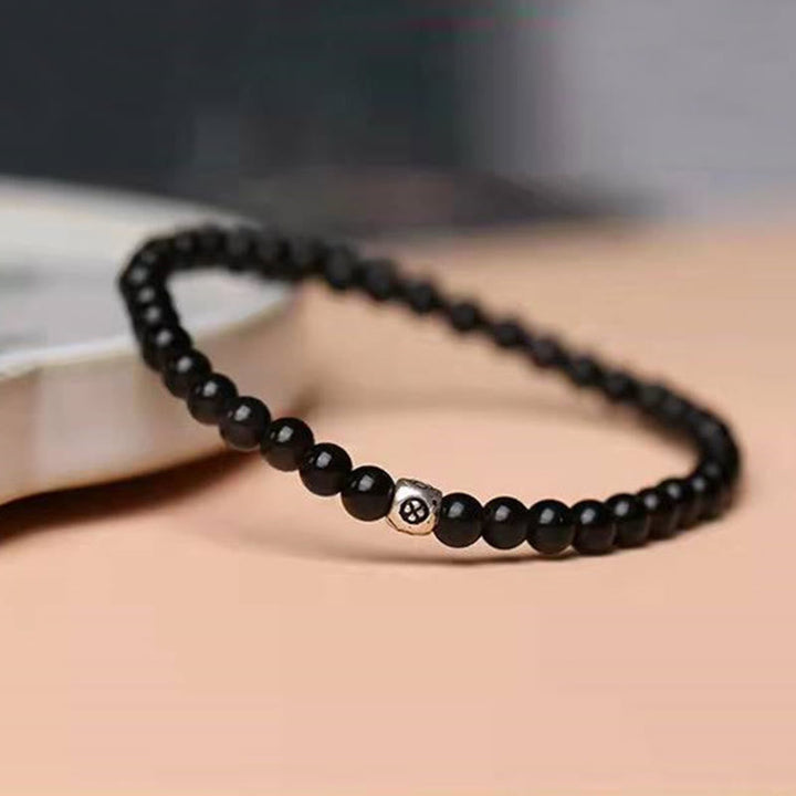 Armband Schwarzer Obsidian Katze – Stärke mit silberner Perle flach präsentiert
