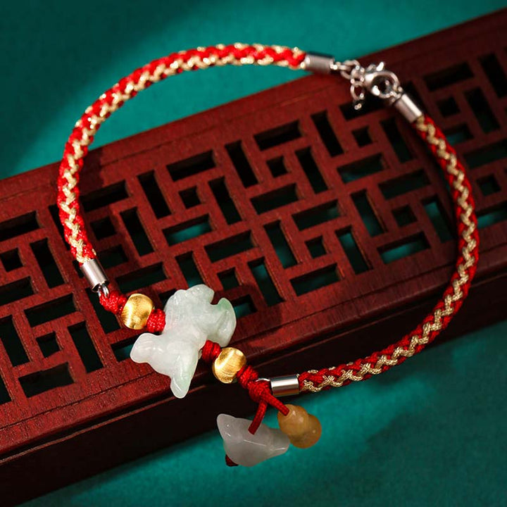 Rotes Armband Jade Chinesisches Tierkreis – Wohlstand Energie elegantly displayed