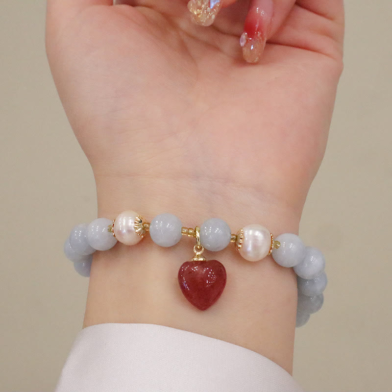 Aquamarin Perlen Armband mit rotem Herz Anhänger elegant getragen