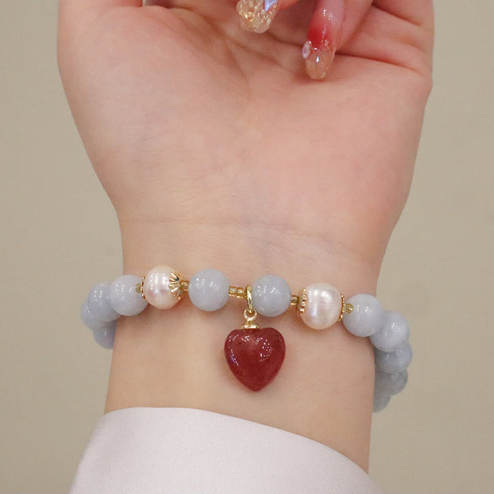 Aquamarin Perlen Armband mit rotem Herz Anhänger elegant getragen