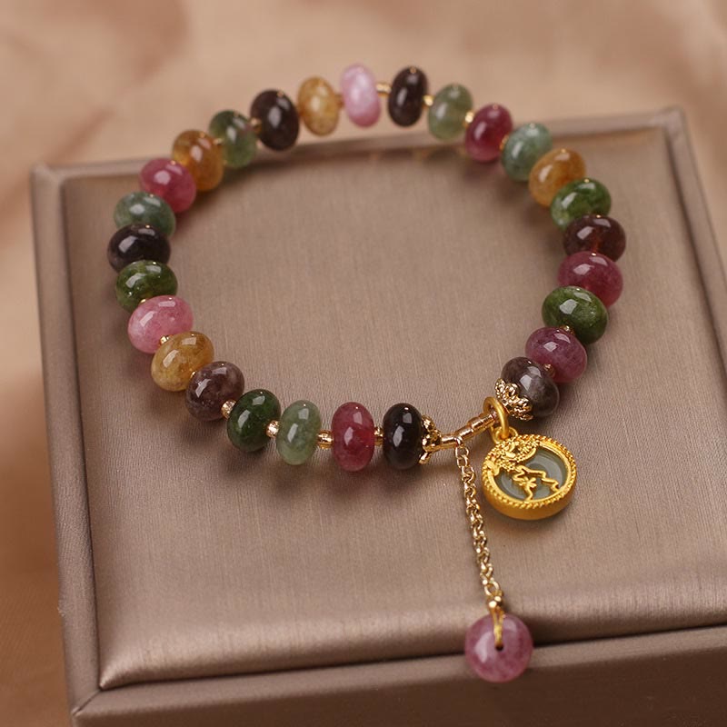 Buntes Turmalin Armband mit Blume Hase Anhänger eleganz getragen