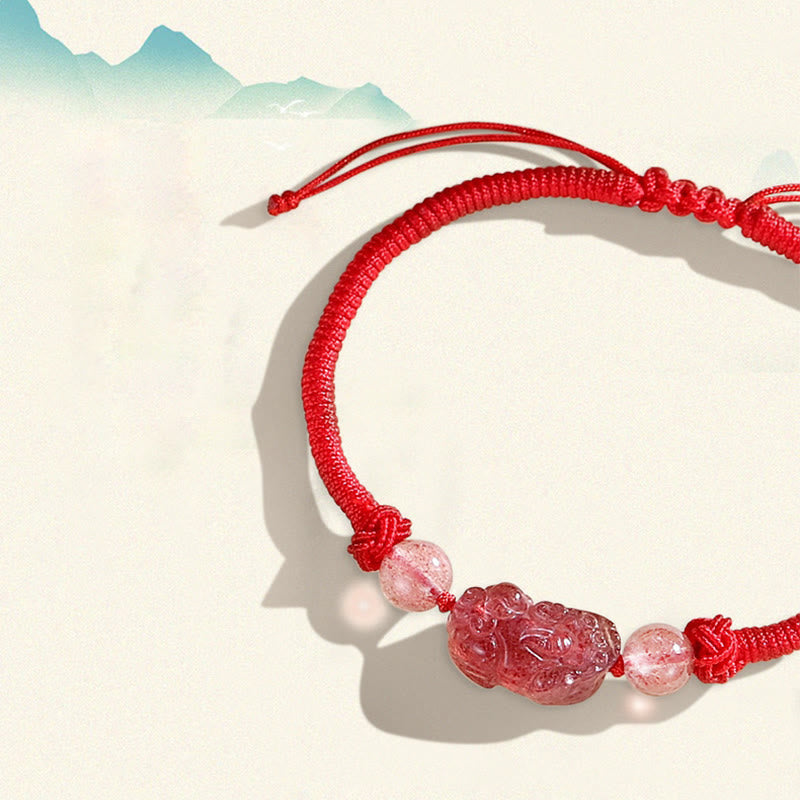 Rotes Armband mit Pixiu-Anhänger und Quarzperlen elegant präsentiert.