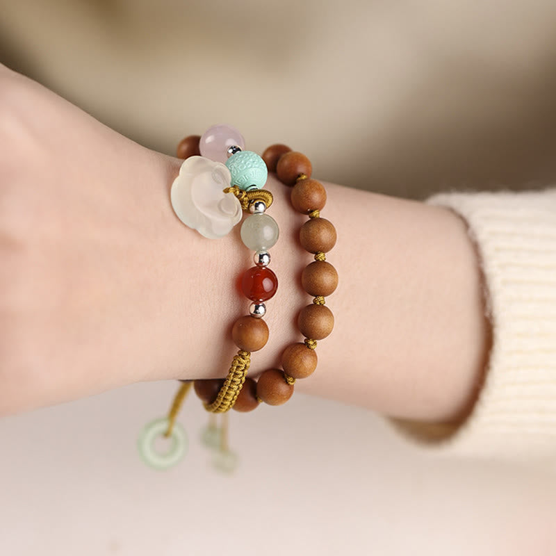Armband Sandelholz – Frieden & Energie am Handgelenk mit Natursteinen getragen