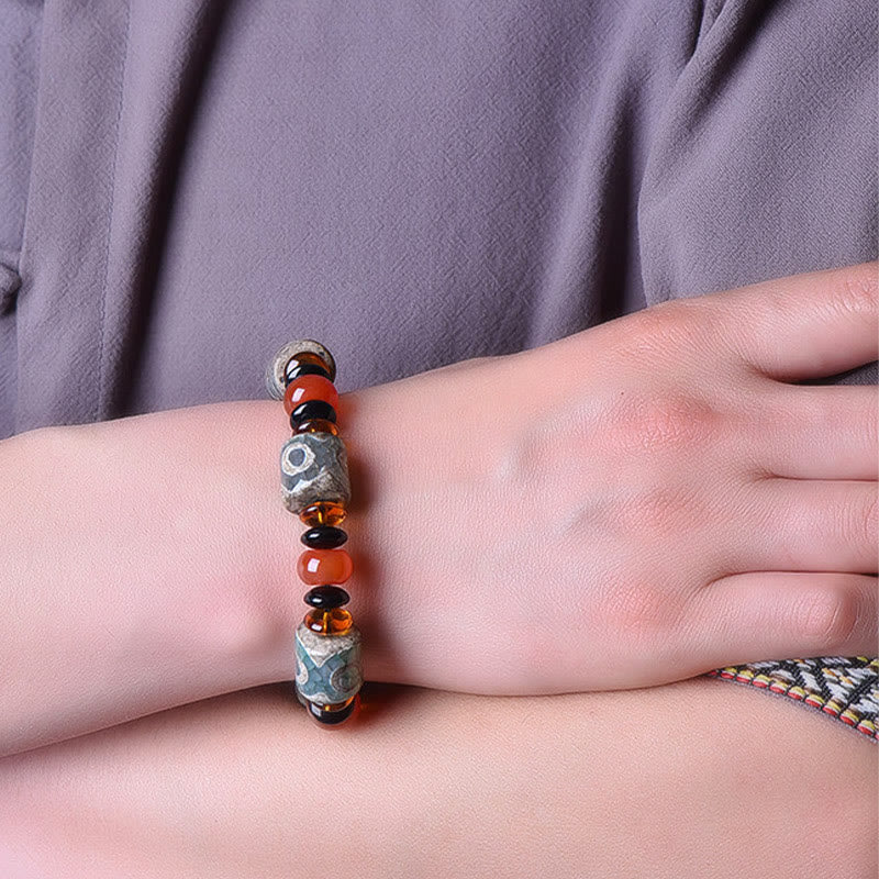 Achat Armband mit bunten Steinen am Handgelenk getragen Schutz