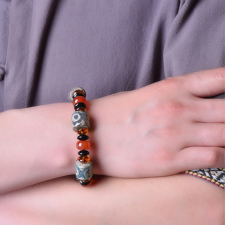 Achat Armband mit bunten Steinen am Handgelenk getragen Schutz