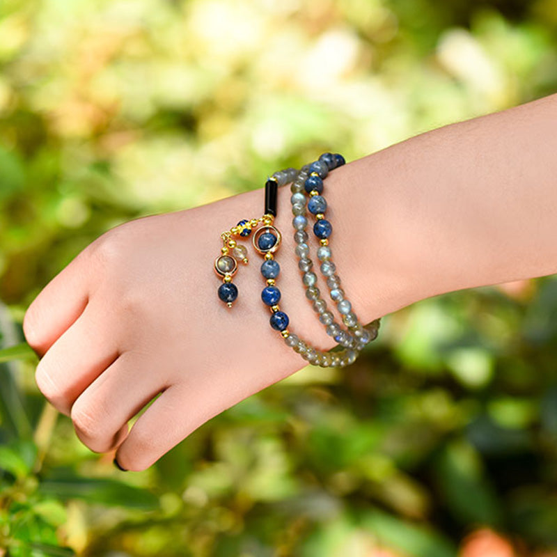 Mondstein Armband mit blauen Steinen am Kinderhandgelenk Natur