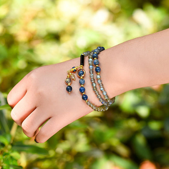 Mondstein Armband mit blauen Steinen am Kinderhandgelenk Natur