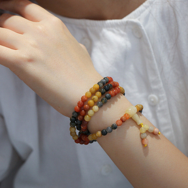 Mala 108 Perlen Roter Achat Armband am Handgelenk getragen Naturstein