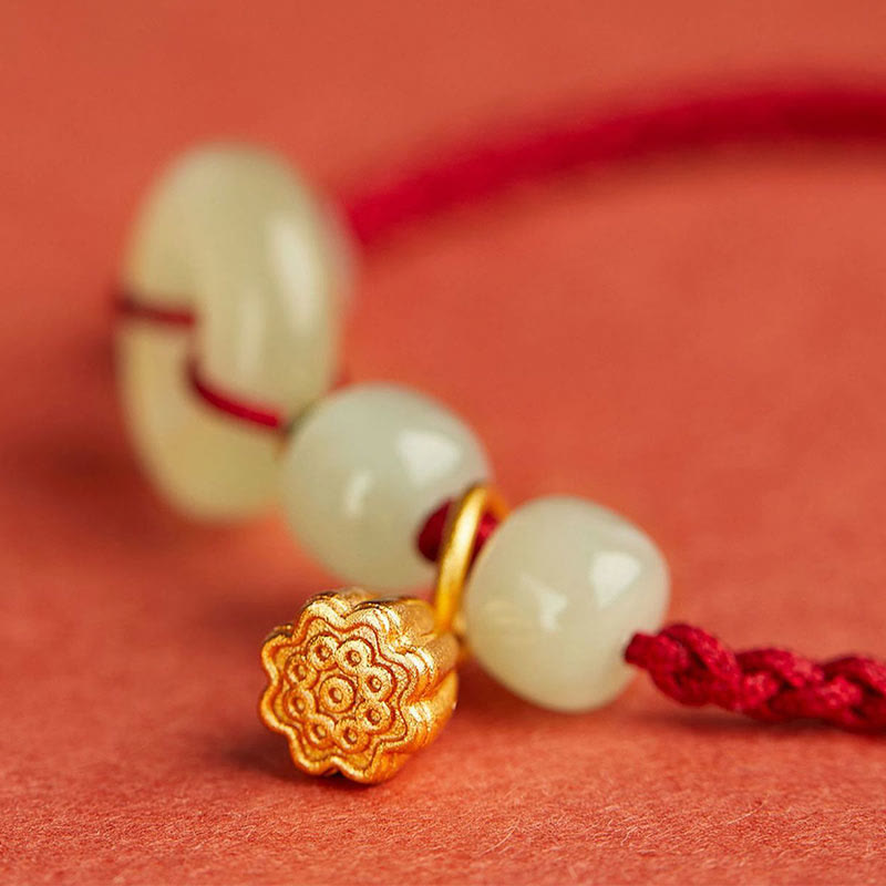 Armband Jade Lotus Wohlstand Frieden goldene Blüte weiße Perlen Nahaufnahme
