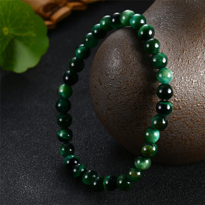 Grünes Tigerauge Armband Stärke auf SteinDisplayed Nahaufnahme