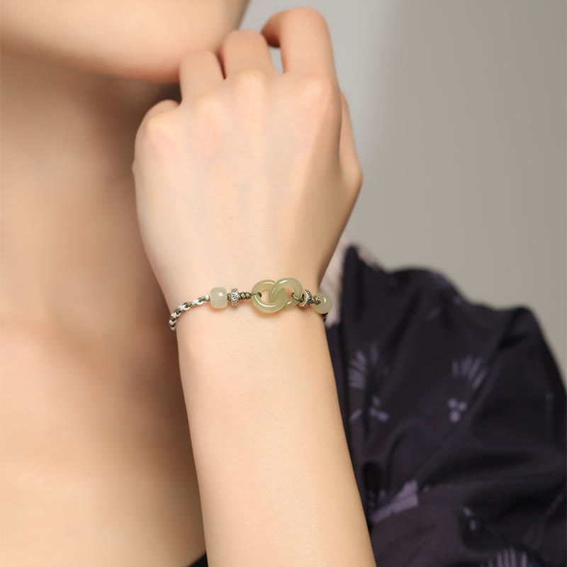Jade Armband am Handgelenk mit silbernen Perlen und Verschluss getragen.