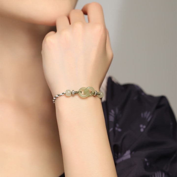 Jade Armband am Handgelenk mit silbernen Perlen und Verschluss getragen.