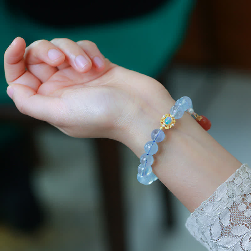 Armband Aquamarin Roter Achat am Handgelenk mit goldenem Verschluss getragen