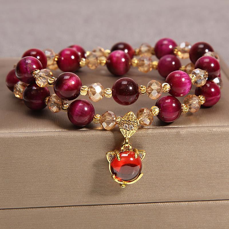 Rotes Tigerauge Pixiu Armband mit goldenen Perlen Nahaufnahme Schmuck