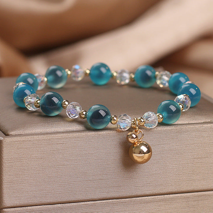 Türkises Achat Armband mit Kristallperlen und goldenem Anhänger elegant.