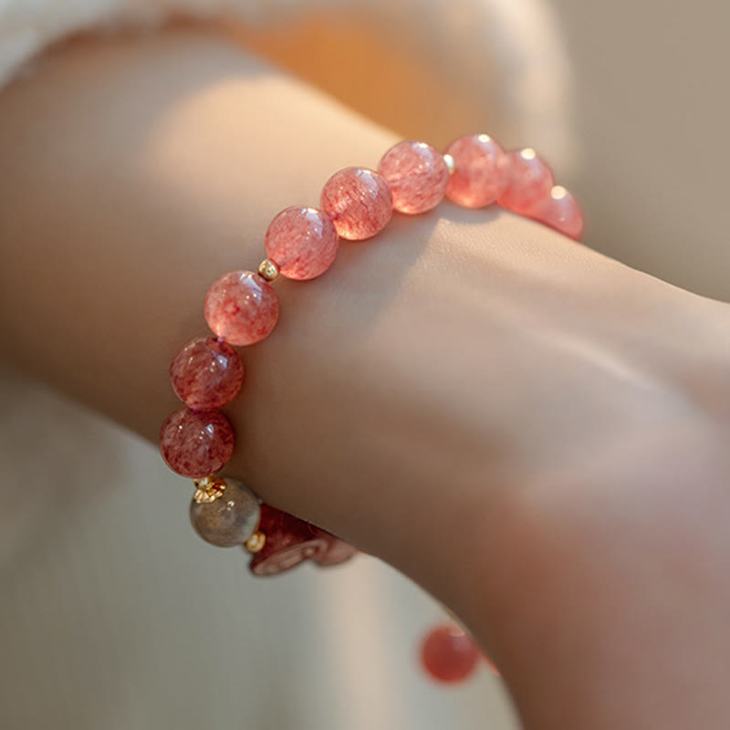 Armband Erdbeerquarz Mondstein Pixiu elastisch am Handgelenk getragen