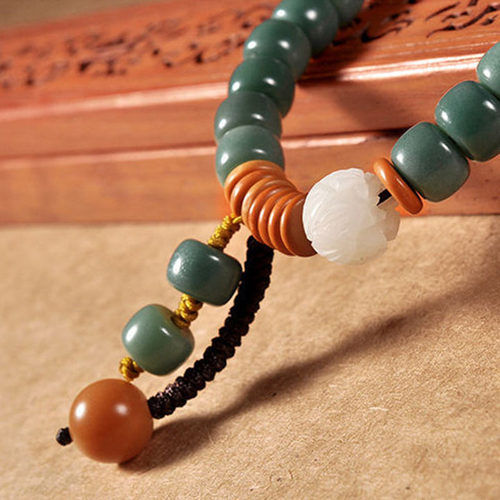 Bodhi Lotus Armband mit grünen Steinen und weißem Anhänger elegant