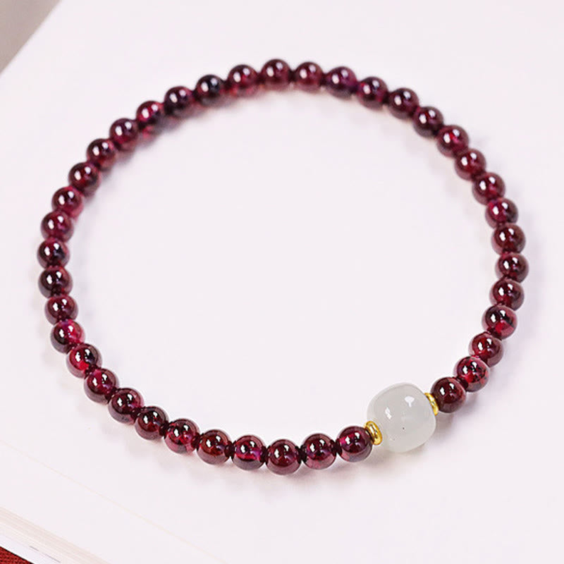 Armband Granat Jade Katze mit dunkelrotem Stein und weißem Jade-Perle Flachaufnahme