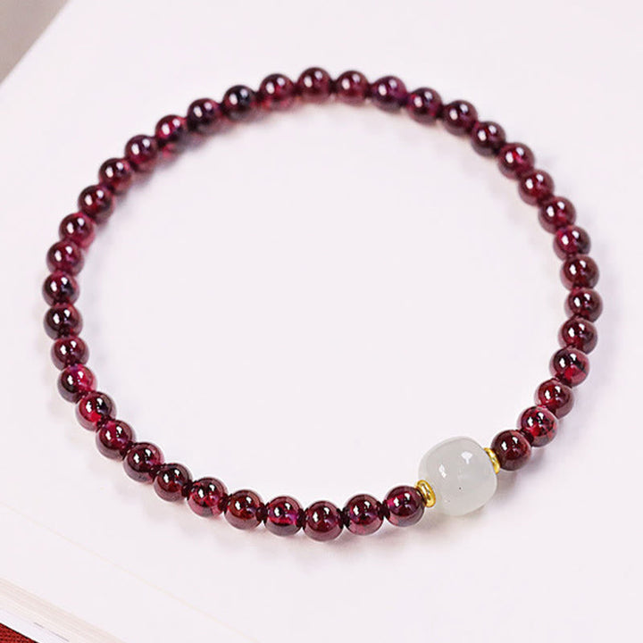 Armband Granat Jade Katze mit dunkelrotem Stein und weißem Jade-Perle Flachaufnahme