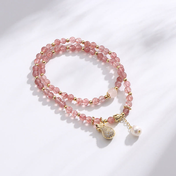 Armband Erdbeerquarz rosa Perlen goldene Akzente Anhänger weiß