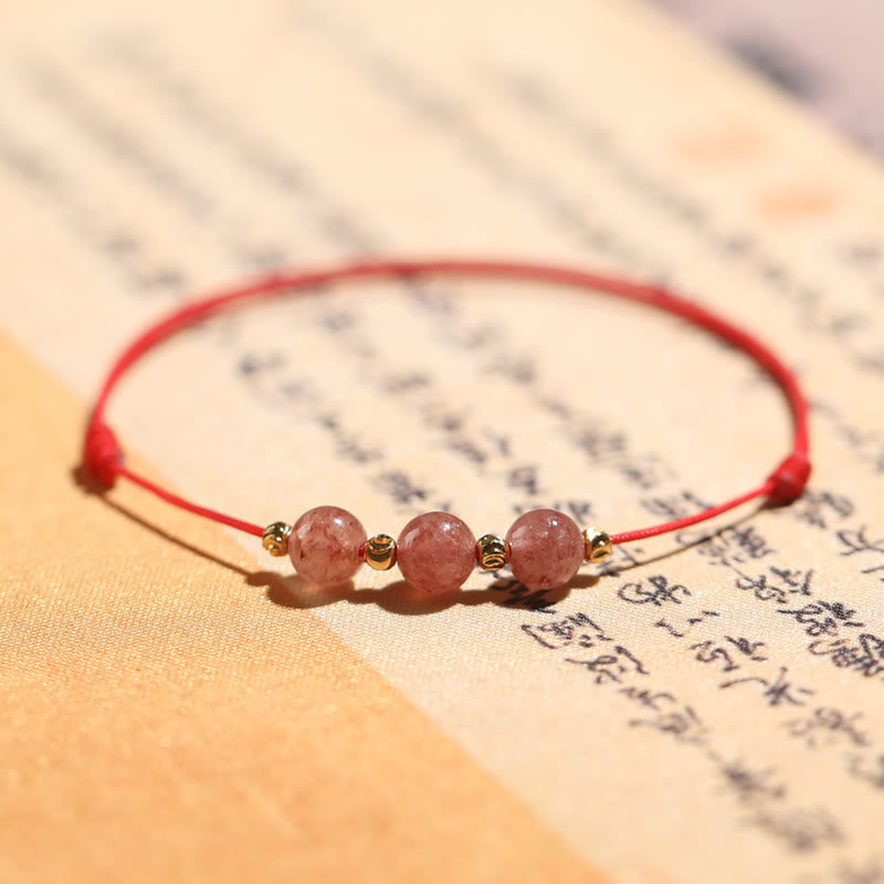 Armband Erdbeerquarz Kristall – Liebe rotes Textilband drei Perlen