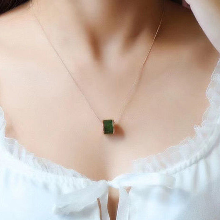 Kette Jade Lotus – Bild 4 – Grüne Jade Kette Lotus Anhänger elegant am Hals getragen Naturstein