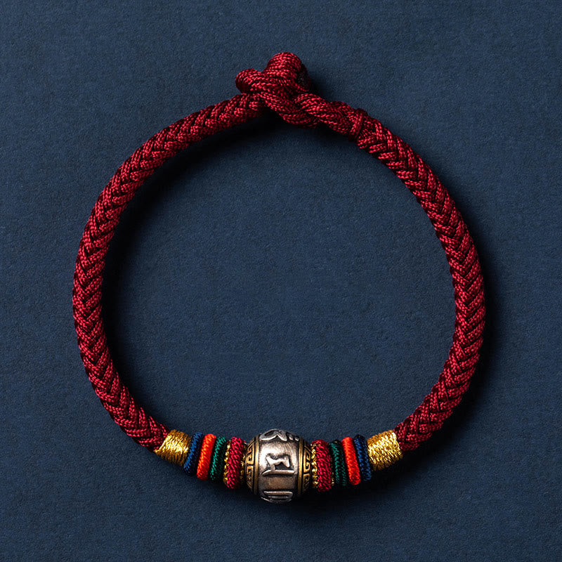 Rotes geflochtenes Armband mit silbernem Om Mani Padme Hum Anhänger elegant.
