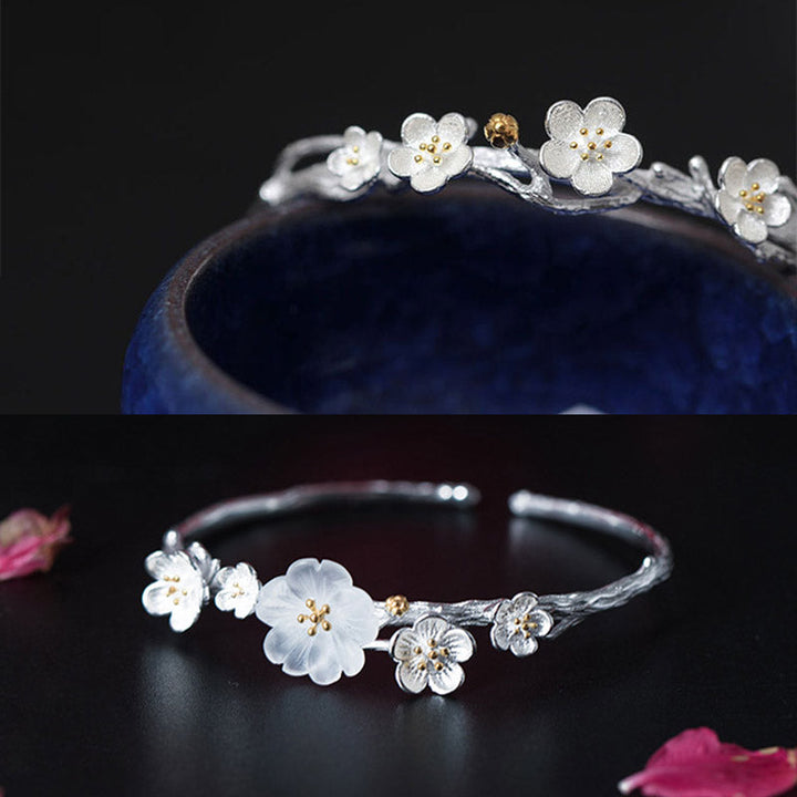 Armband 925 Silber mit zierlichen weißen Blüten elegant getragen.