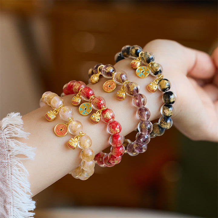 Bunte Kristall Armbänder mit Goldperlen am Handgelenk getragen elastisch