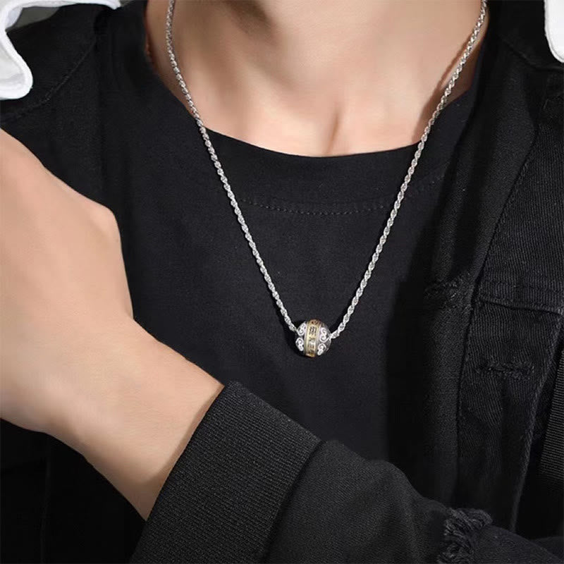 Kette Stein Neun-Zeichen-Mantra – Harmonie & Fokus – Bild 3 – Silberne Kette mit Stein-Anhänger elegant am Hals getragen Mantra