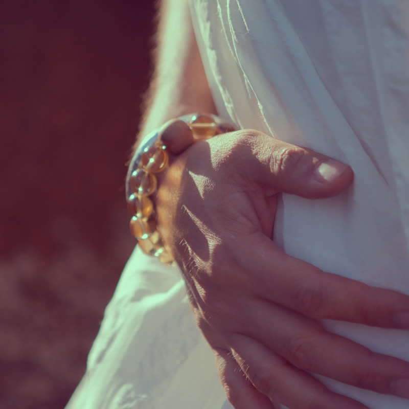 Mala Armband aus Sandelholz und Silber elegant am Handgelenk getragen