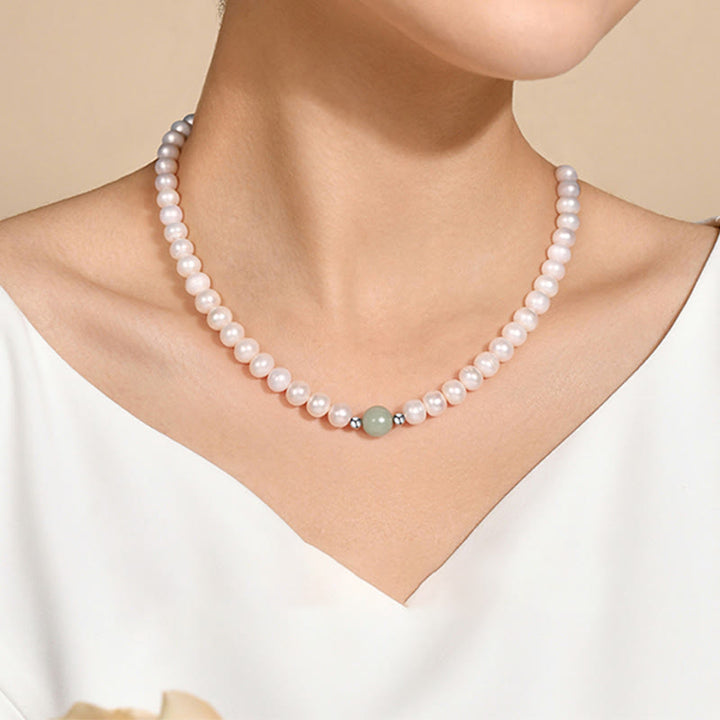 Perlenkette mit grünem Stein Silber Verschluss elegant getragen